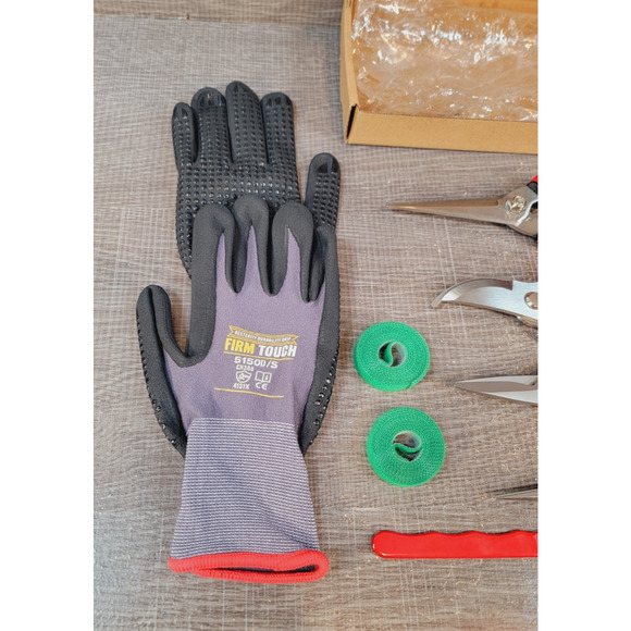 8 Pcs Garden Set. 4 Trimming Scissors, Sharpener, Gloves (S), 2 Plant Tie Rolls - Picture 3 of 10